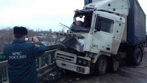 На трассе М-4 Дон в Воронежской области фура столкнулась с автобусом: шесть человек пострадали