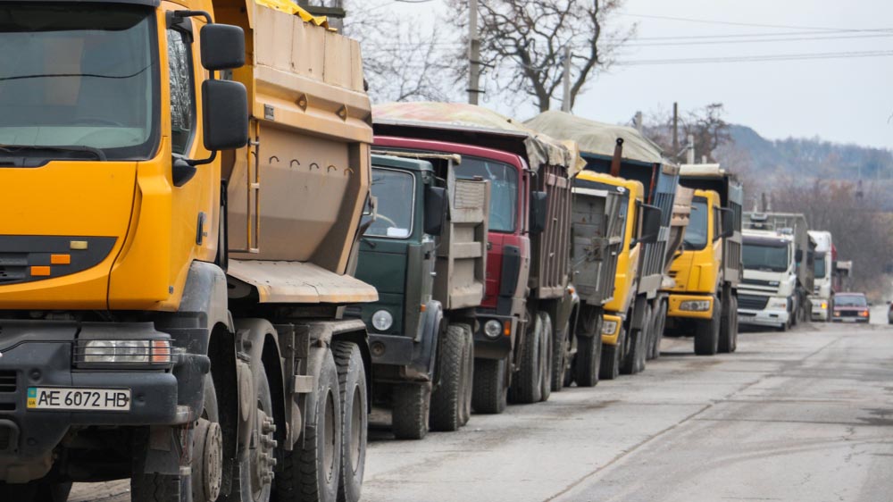 В Днепропетровской области водители грузовиков перекрыли дорогу
