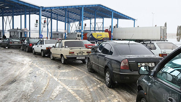 На границе Украины с Польшей в очередях в пункты пропуска застряли почти 900 автомобилей