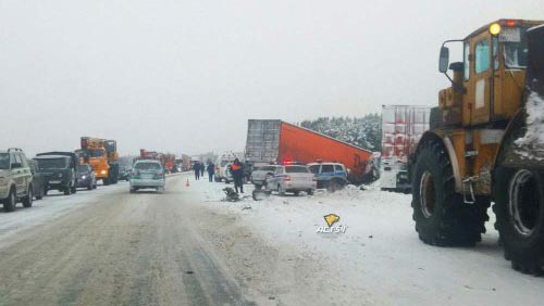 Водитель фуры устроил массовую аварию на трассе Р-255 в Новосибирской области
