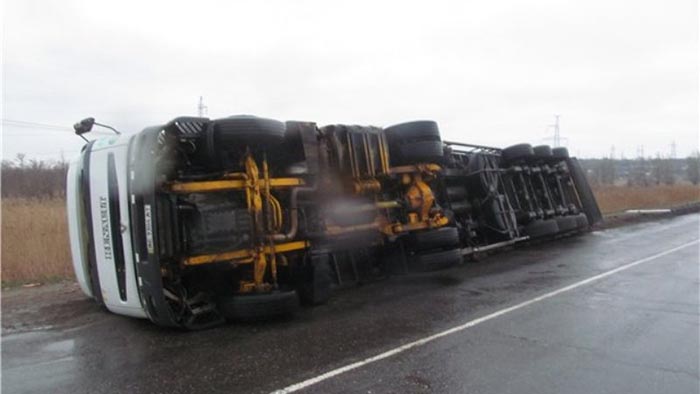 Почти 15 грузовиков съехали в кювет из-за ветра на подъезде к Ставрополю