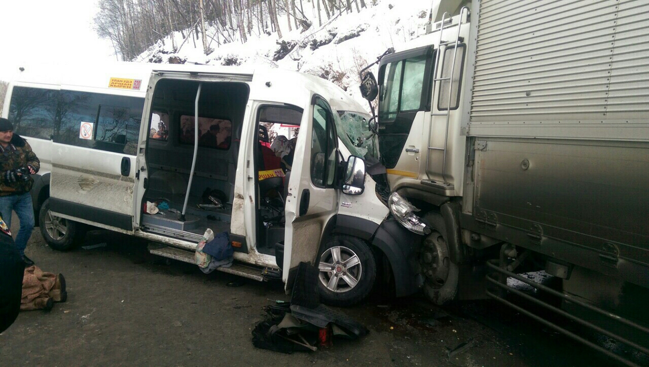 На трассе Р-258 «Байкал» микроавтобус столкнулся с фурой — двое погибли, еще 15 пострадали