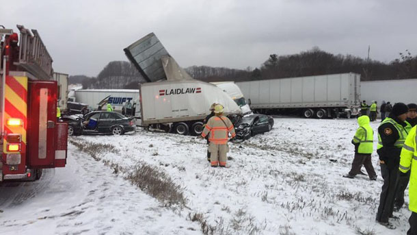 В США из-за снега столкнулись 50 автомобилей: пострадали 19 человек