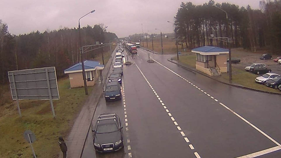 Очереди легковых автомобилей собрались на белорусско-польской границе