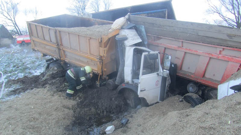 Около Волковыска на скользкой дороге столкнулись два грузовика, один водитель погиб