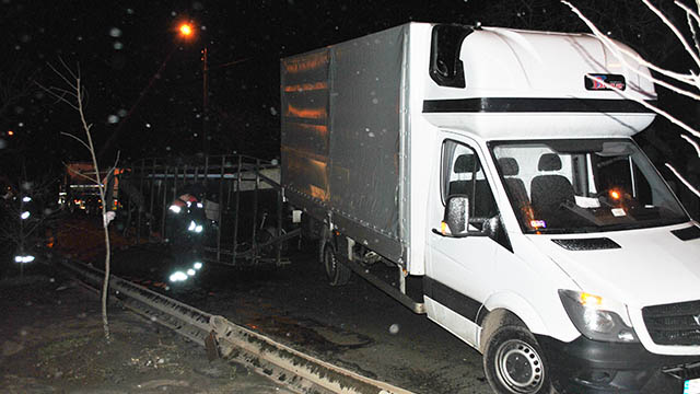 На Украине рухнувший при перевозке 11-метровый бассейн перекрыл движение на мосту