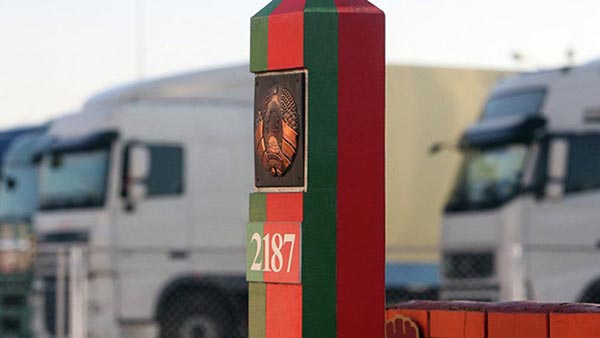 На границе Беларуси с Польшей — очереди из легковых машин, а на границе с Литвой — из фур