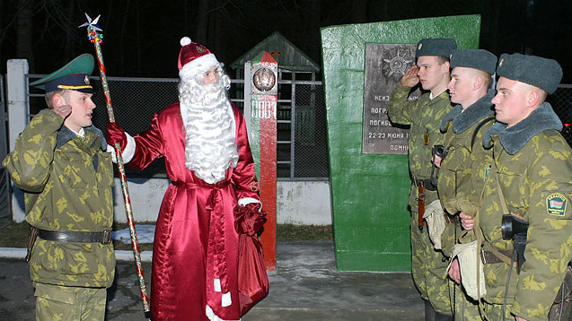 Дед Мороз приказал белорусским пограничникам пропустить через границу Новый год