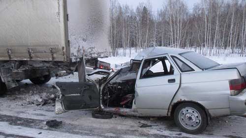 Лада влетела в фуру на трассе Р-254 Иртыш в Курганской области: водитель легковушки погиб