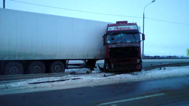 Фура разрушила ограждение на трассе М-8 в Ярославской области