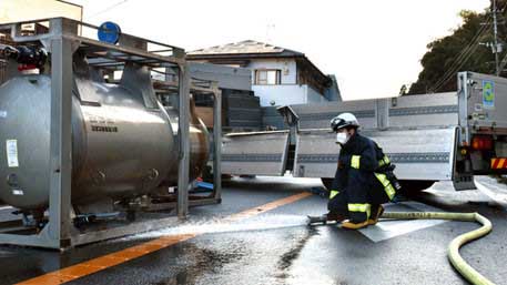В Японии перевернулся грузовик с цистерной соляной кислоты