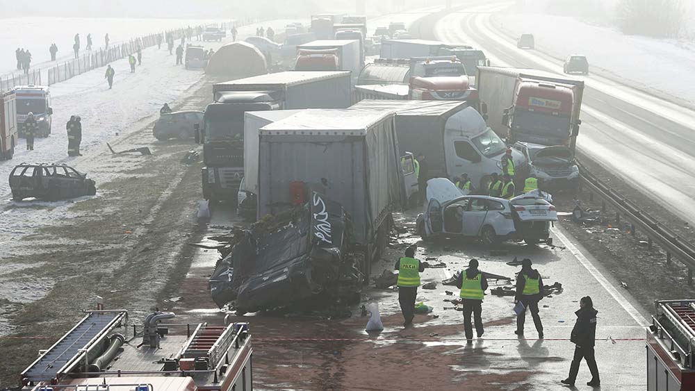 Около 80 машин столкнулись на трассе в Польше из-за тумана