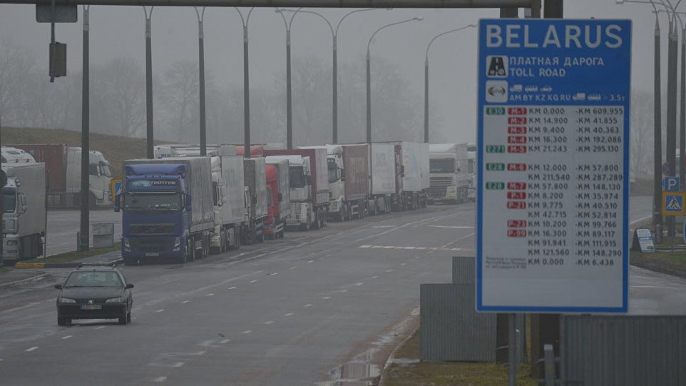 Более 420 грузовиков пытаются выехать из Беларуси в Литву