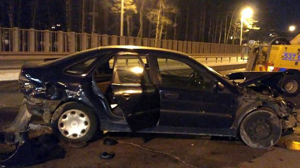 Попал в мертвую зону: на МКАД Renault после столкновения с фурой снес шесть метров ограждения