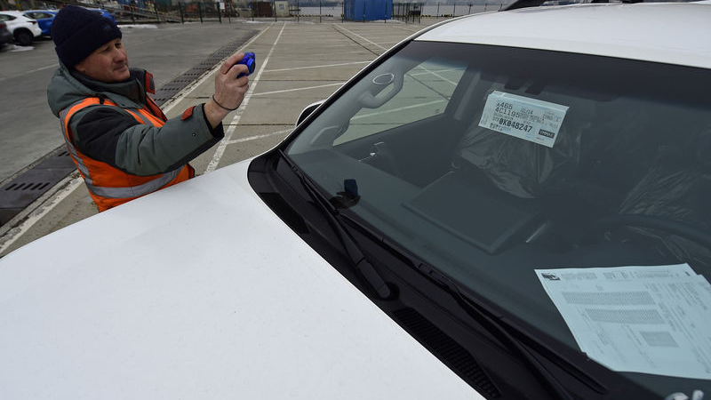 Дмитрий Медведев поручил решить проблему с установкой ЭРА-ГЛОНАСС на подержанных авто