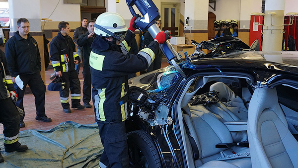 В Германии пожарные отработали действия по спасению пострадавших в ДТП, разрезав Porsche Panamera