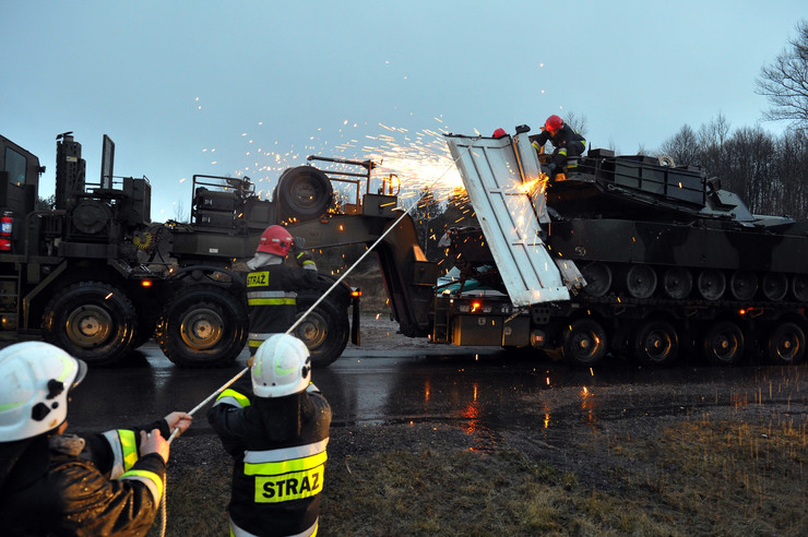 В Польше грузовик столкнулся с танком M1А2 Abrams на прицепе