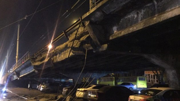 В Киеве обрушился мост на Шулявском путепроводе