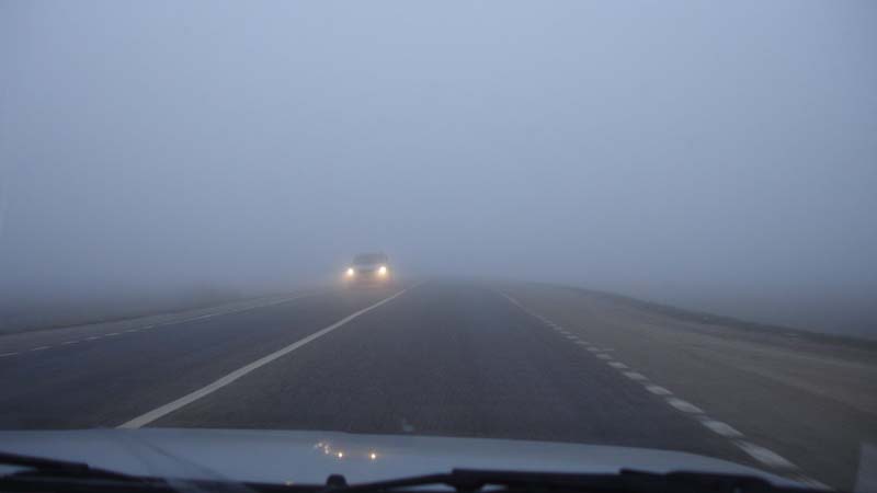 ГАИ призывает водителей быть внимательнее в дождь и туман