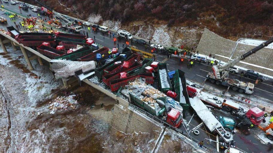 В Китае жертвами столкновения 22 грузовиков стали 2 человека