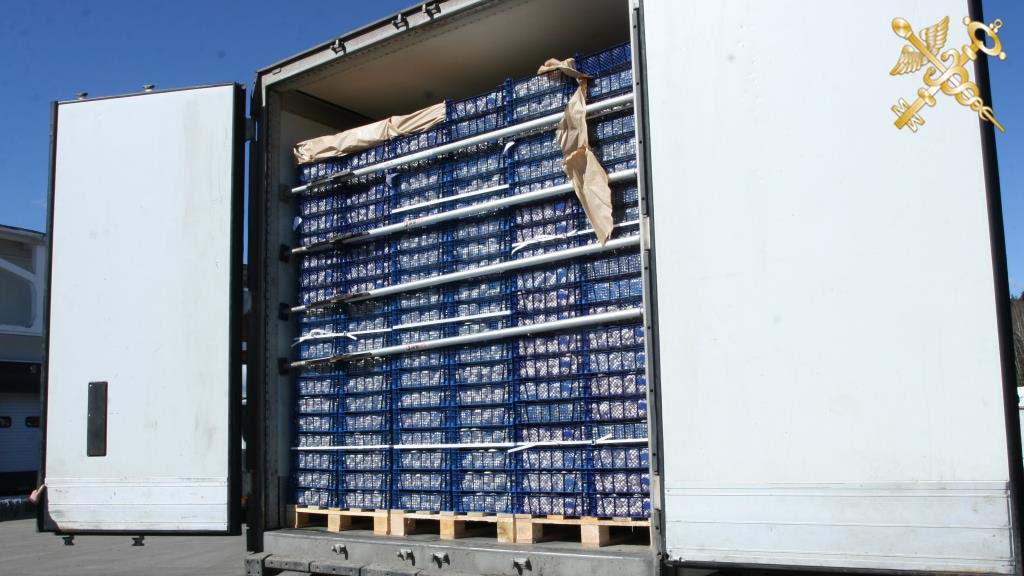Сотрудники Оперативной таможни пресекли незаконное перемещение свыше 76 тонн груш, томатов и шампиньонов