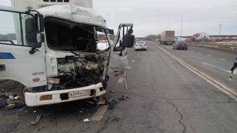 Водитель грузовика получил тяжелые травмы в аварии на трассе Р-404 Тюмень – Ханты-Мансийск