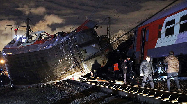 Поезд Москва-Брест и электричка столкнулись на западе Москвы
