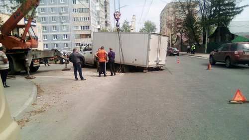 На Новой улице в Рязани под грузовиком провалился асфальт