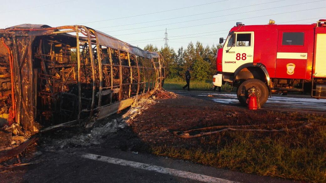В Татарстане 14 человек погибли в аварии автобуса с КамАЗом. Эксперты назвали причину