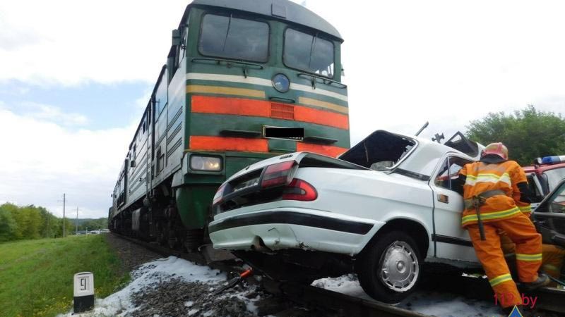 В Слониме поезд протаранил выехавшую на рельсы легковушку: погибли два человека