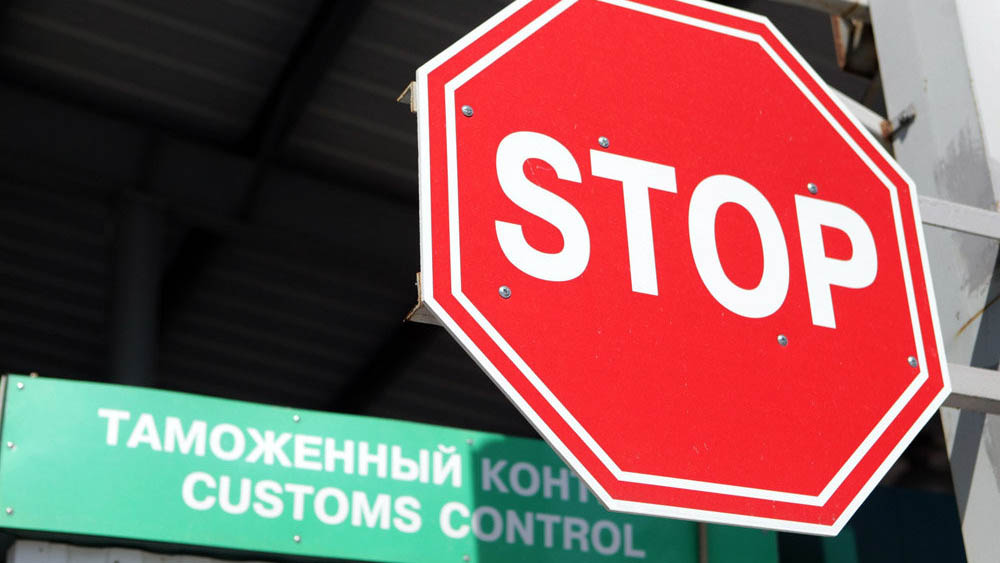 Российские таможенники получили право останавливать автотранспорт