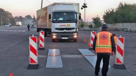 В Украине выписали перевозчику рекордный штраф за разрушение дороги