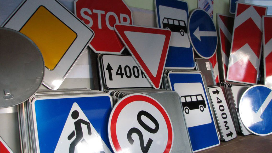 В Слонимском районе трое подростков сломали одиннадцать дорожных знаков: возбуждено уголовное дело