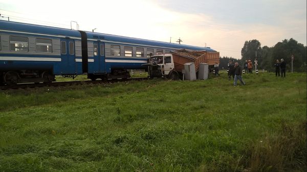 В Вороновском районе грузовик, груженный сахарной свеклой, столкнулся с пассажирским поездом
