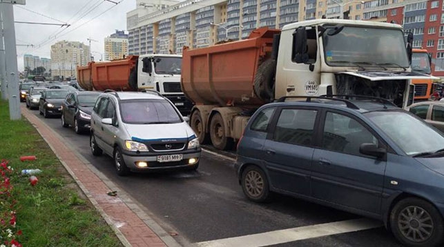 Движение по пр.Дзержинского в Минске затруднено из-за загоревшегося грузовика