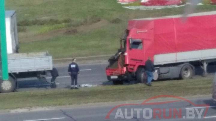 Четыре грузовика столкнулись на Логойском тракте в Минске