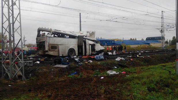 В России поезд врезался в застрявший на переезде автобус, 19 погибших