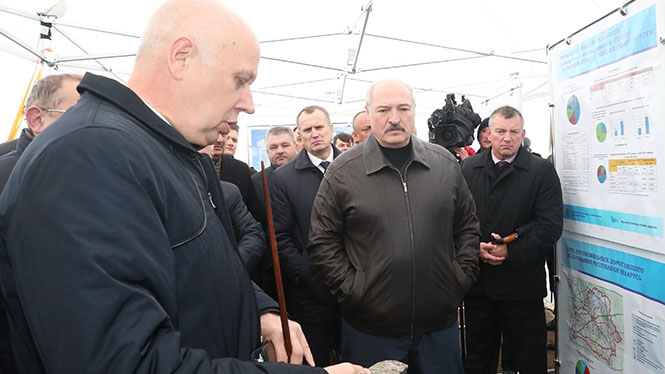 Лукашенко поручил поднять качество местных дорог до уровня республиканских