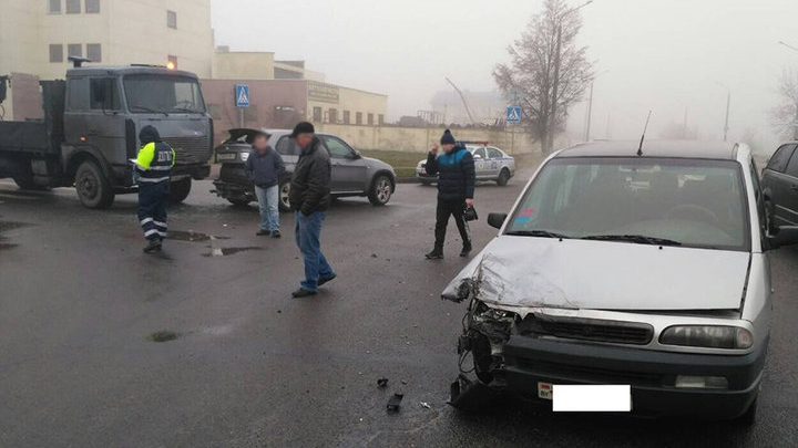 В Минске BMW протаранил ехавший по главной дороге Fiat, после чего столкнулся с МАЗом