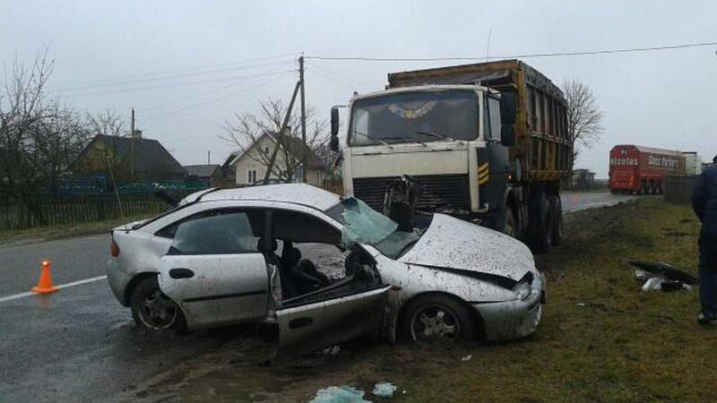 Под Пружанами водитель легковушки погибла в аварии с МАЗом, её пассажирка в реанимации
