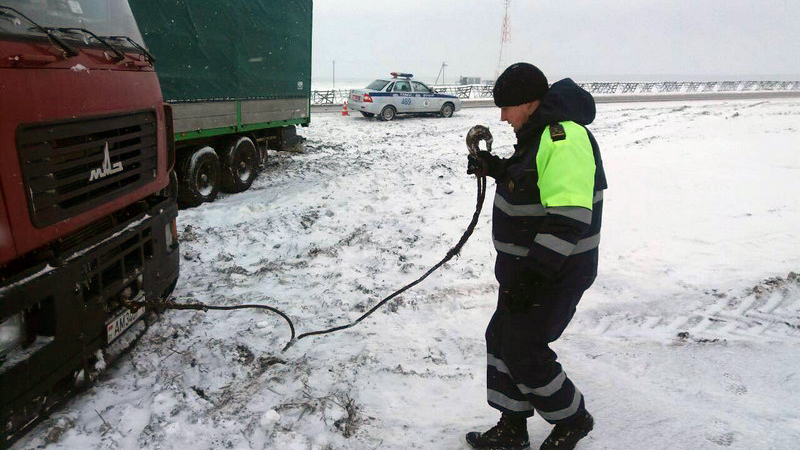 ГАИ предупреждает водителей о сложной дорожной обстановке из-за снегопадов
