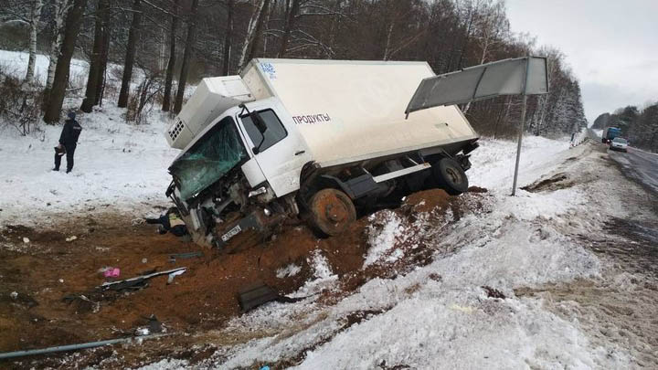 В Минской области водитель грузовика уснул за рулем и погиб в ДТП