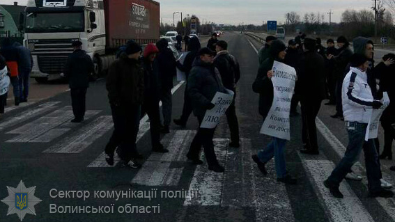 В Украине протестующие из-за новых правил беспошлинного ввоза заблокировали границу с Польшей