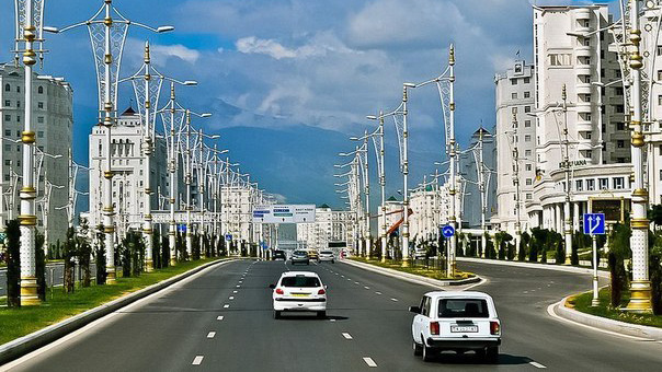 Белый в моде: в Туркменистане на штрафстоянки отправляют машины всех цветов, кроме белого