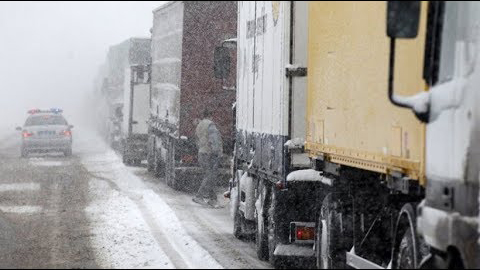 Движение фур между Украиной и Беларусью ограничено из-за сильных снегопадов