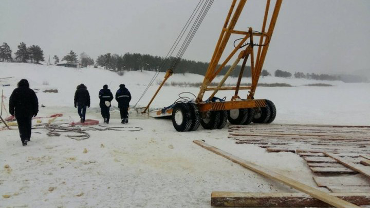 В Иркутской области трактор провалился под лед, вытаскивая кран, который вытаскивал бензовоз