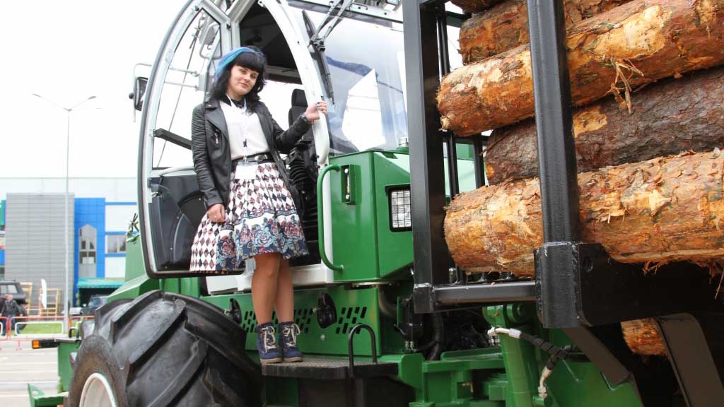Белорусок научат работать на харвестерах для лесозаготовок