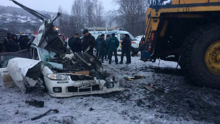 В Кузбассе БелАЗ раздавил легковушку. Два пассажира погибли