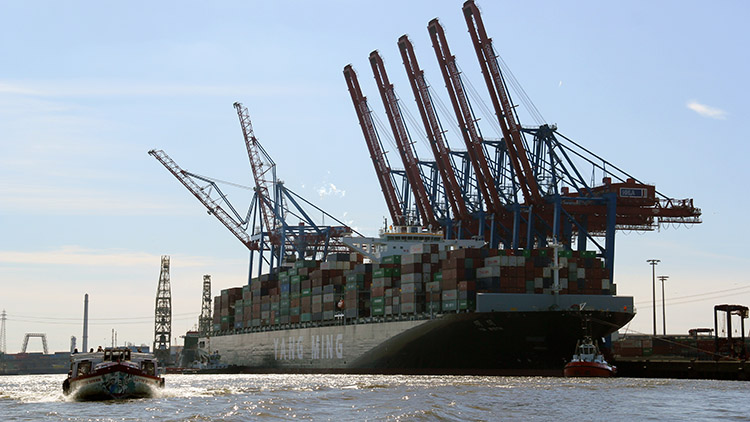 Впервые в Беларуси издана книга по морским контейнерным перевозкам