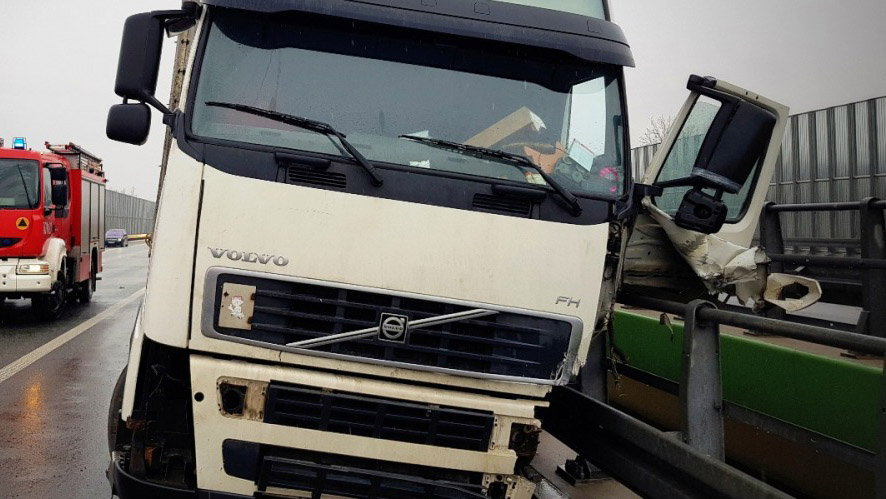 Белорусский дальнобойщик насмерть разбился в ДТП при падении с автострады в Польше